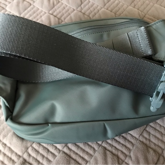 Everywhere Belt Bag   NWOT - Picture 7 of 10